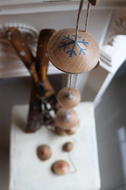 Modern Wood, drewniana zawieszka łańcuch, ze wzorem, dł.135cm 