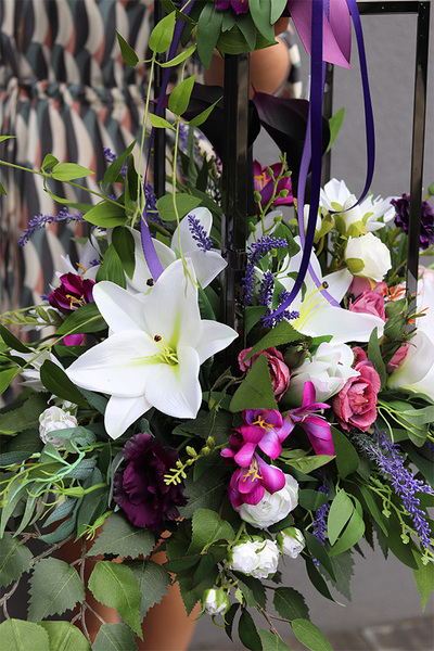 Angelo Garden Fiolet, kompozycja kwiatowa z grafitowym lampionem