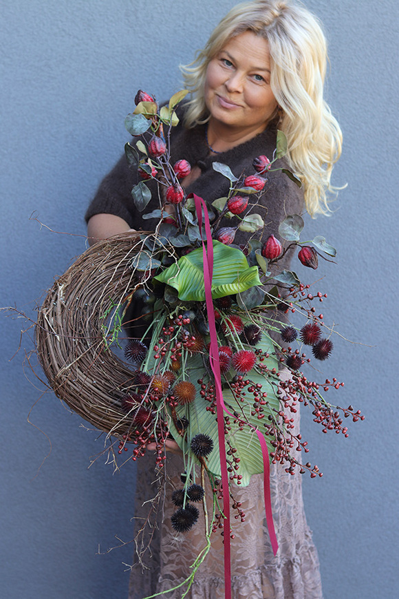 Bordonne, asymetryczny wianek / wieniec z kwiatową dekoracją, dł.85cm