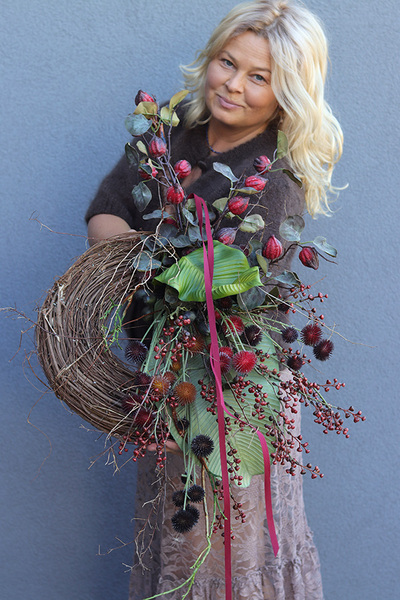 Bordonne, asymetryczny wianek / wieniec z kwiatową dekoracją, dł.85cm