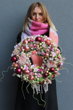 Sweet Winter, różowy bożonarodzeniowy wianek, śr.38cm 