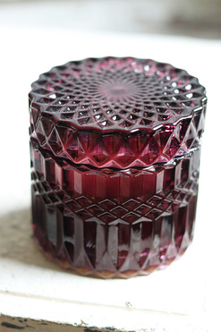 OD RĘKI Crystal, elegancka świeca w szkle, ciemny różowy, wym.8.5x8.5cm