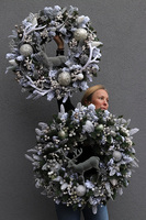 Srebrna Zima, biało-srebrny świąteczny wianek z reniferem