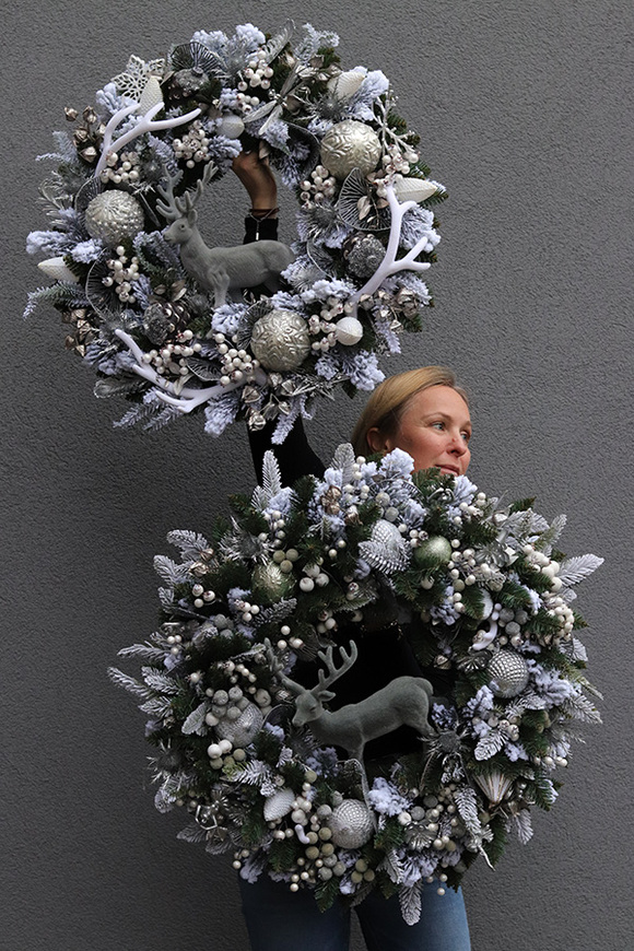 Srebrna Zima, biało-srebrny świąteczny wianek z reniferem
