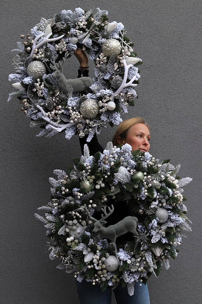 Srebrna Zima, biało-srebrny świąteczny wianek z reniferem