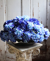 Energia Kosmosu, kompozycja z hortensjami w srebrnej misie