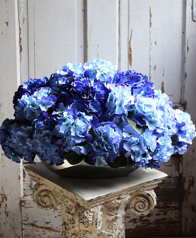 Energia Kosmosu, kompozycja z hortensjami w srebrnej misie