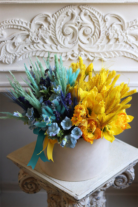 Ukraina Boho, flowerbox z dekoracją w barwach narodowych Ukrainy