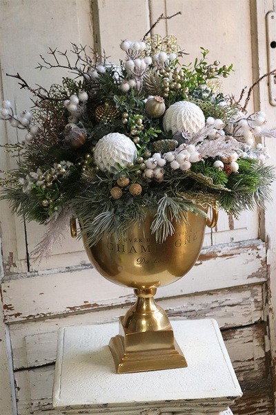 Elegancja Zimowa, kompozycja kwiatowa w złotym pucharze, wys.58cm 