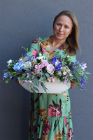 Grenicja, kompozycja kwiatowa w podłużnej donicy, wym.29x59cm