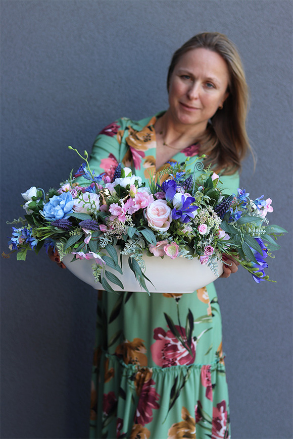 Grenicja, kompozycja kwiatowa w podłużnej donicy, wym.29x59cm