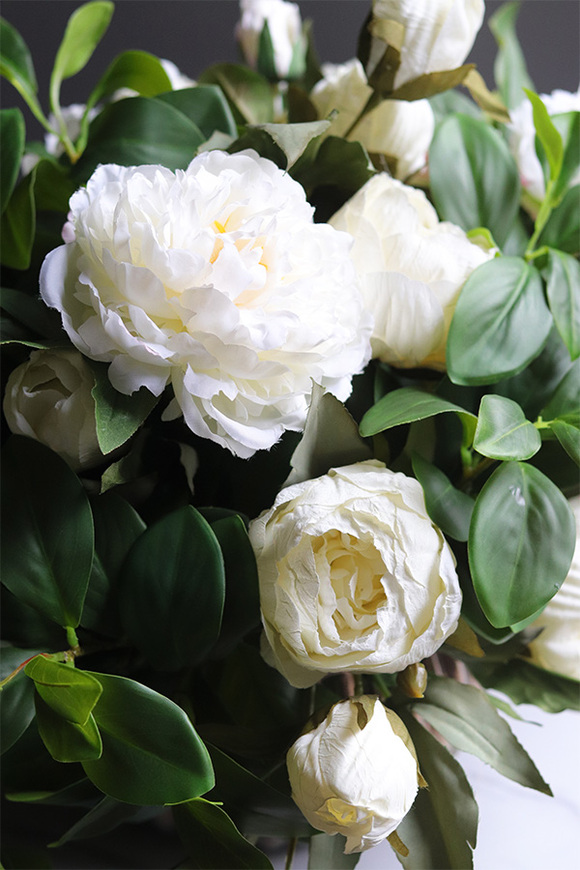 Meruta White, kompozycja kwiatowa z peoniami