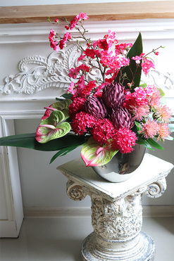 Hotel Warsaw, różowa kompozycja kwiatowa z proteą, wym.72x80cm