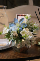 La Guel Blue, dekoracja kwiatowa w srebrnym naczyniu