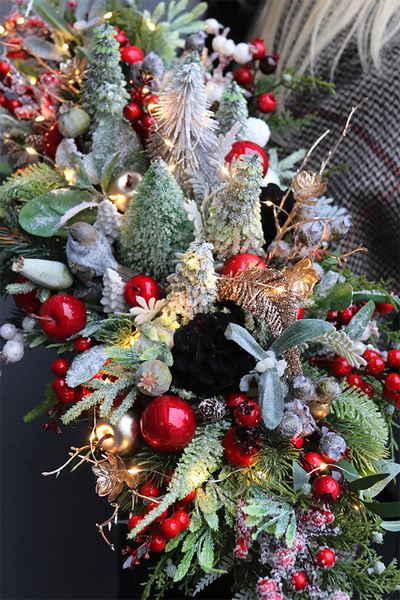 Czerwona Rezydencja, stroik świąteczny LED,