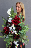 Hellada 2, bukiet nagrobny we wkładzie z bordowymi kwiatami, dł.64cm 