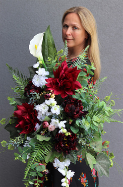 Hellada 2, bukiet nagrobny we wkładzie z bordowymi kwiatami, dł.64cm 