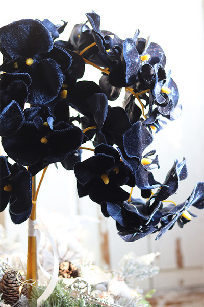dekoracja świąteczna ze storczykiem, Velurro Navy, wys.56cm 