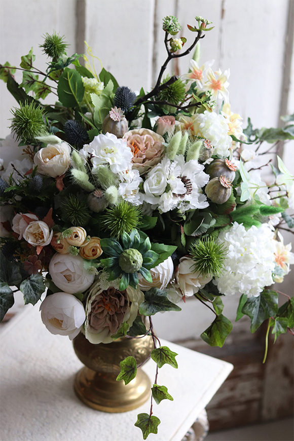 Baronessa Duo, bogata kompozycja kwiatowa w złotym pucharze Klienta, wys.63cm / bukiet 