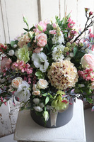 flowerbox z barwnymi kwiatami, Wiosenne Inspiracje, wys.57cm