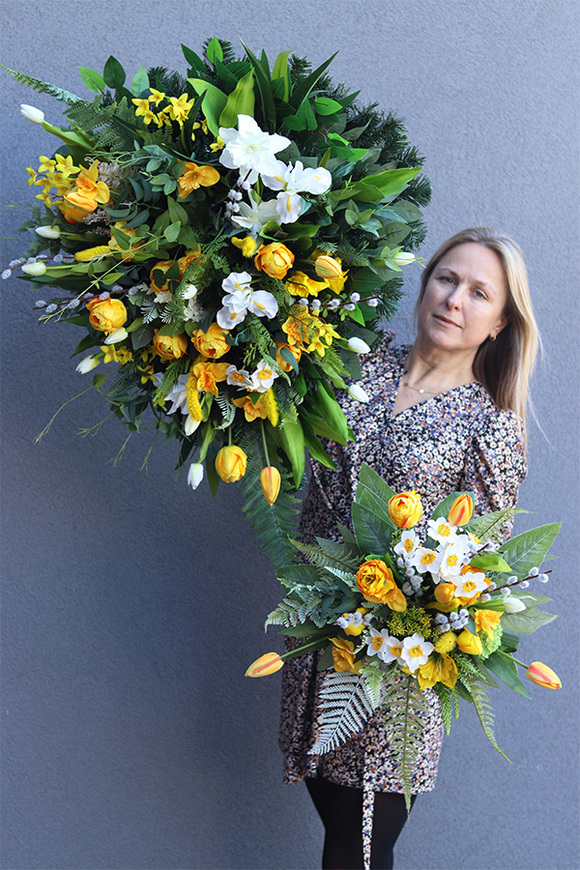 Spring Moment, bukiet nagrobny z wiosennymi kwiatami