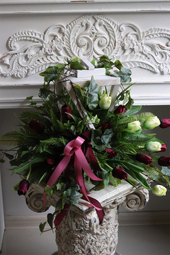 Tulipanowe Angelo Floresa, kompozycja nagrobna w lampionie, wys.40cm