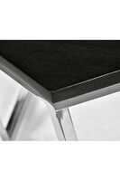 Elegancki metalowy stolik z drewnianym blatem w kolorze czarnym.