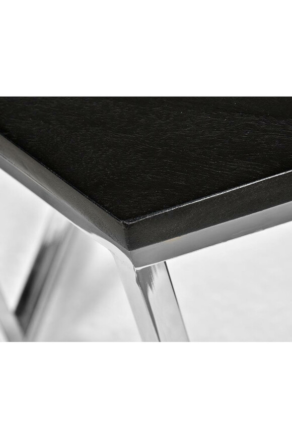 Elegancki metalowy stolik z drewnianym blatem w kolorze czarnym.