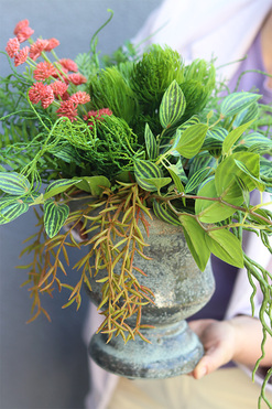 OD RĘKI Grefrete, zielona kompozycja w pucharze, wym.40x30cm