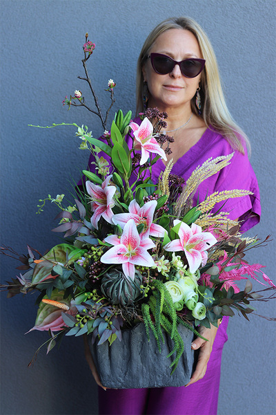 Lilie Volcan, nowoczesna kompozycja nagrobna w misie, wys.85cm