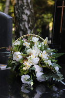 Wspomnienie Biel, dekoracja nagrobna w metalowym koszu