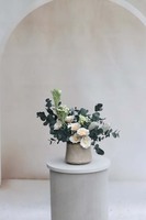 Toscana, kompozycja kwiatowa w naczyniu