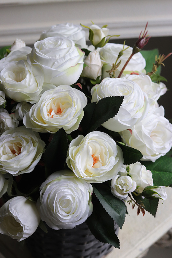 Biały Różany, kosz z kwiatami