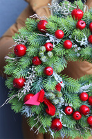 Czerwona Klasyka, świąteczny wianek na drzwi