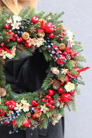 Holiday Charm, świąteczny wianek na drzwi