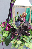 Angelo Garden Violet 2, kompozycja kwiatowa ze srebrnym lampionem, wys.70cm  