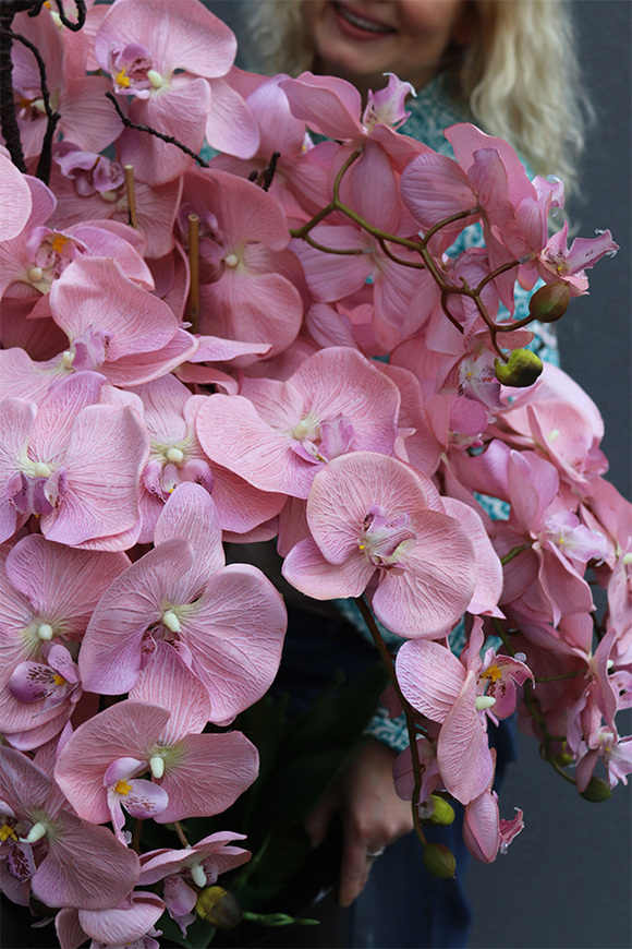 Fiberglass Black Pudrovy, sztuczny storczyk w wysokiej czarnej donicy, wys.130cm 