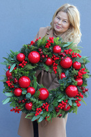 Zakochani w Świętach, czerwony świąteczny wianek