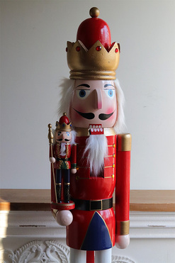 OD RĘKI Dziadek do Orzechów, XXL, wersja B z koroną, 1szt. wys.120cm 