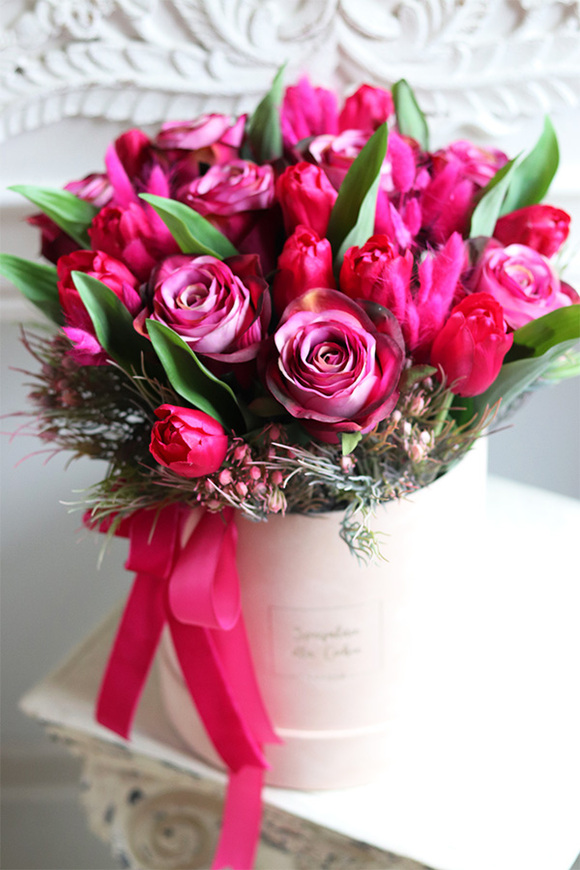 Magenta, wiosenny flowerbox z tulipanami