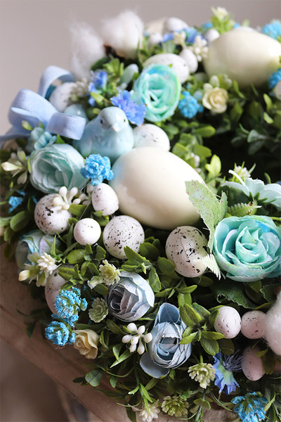 Blue Delina 2, elegancki wielkanocny wianek w błękitach