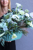 Leokadia, dekoracja nagrobna w drewnianej skrzyneczce, wym.50x65x47cm N