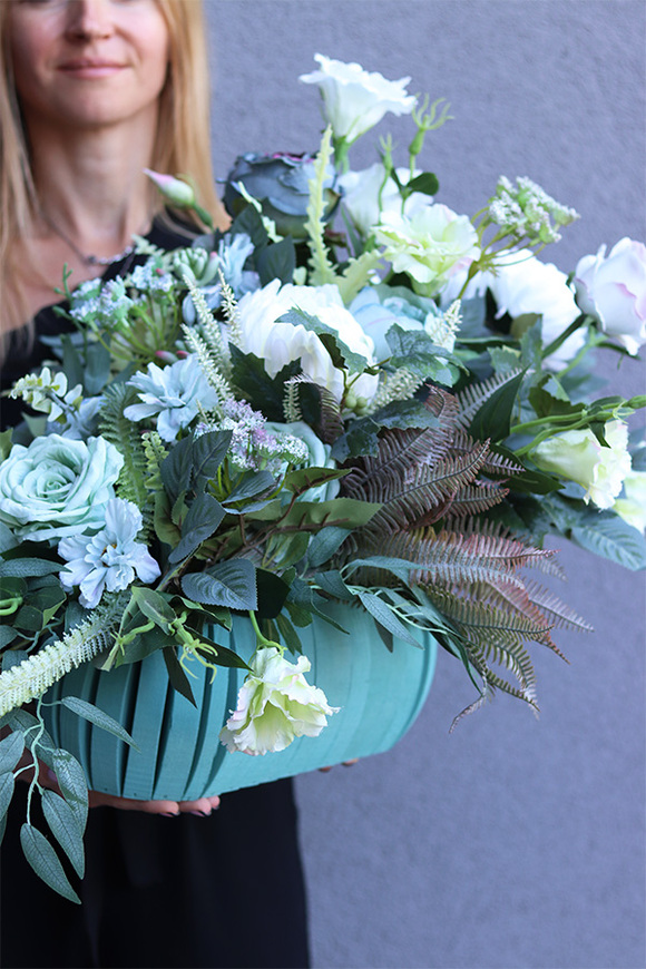 Leokadia, dekoracja nagrobna w drewnianej skrzyneczce, wym.50x65x47cm N