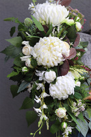 Srebrzysta Biel, dekoracja nagrobna na betonowej podstawie w kształcie serca, dł.90cm