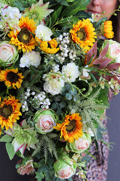 Złote Wspomnienia, kompozycja nagrobna ze słonecznikami