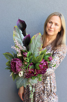 Klerra, bukiet nagrobny we wkładzie z czarną kalią