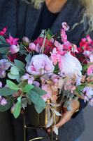 Laguel Duna, dekoracja kwiatowa w naczyniu na stojaku