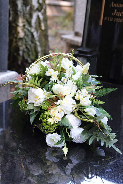 Wspomnienie Biel, dekoracja nagrobna w metalowym koszu