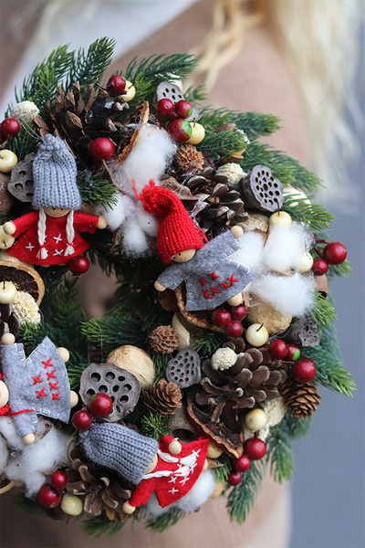 Skrzaciki Max, świąteczny wianek z laleczkami