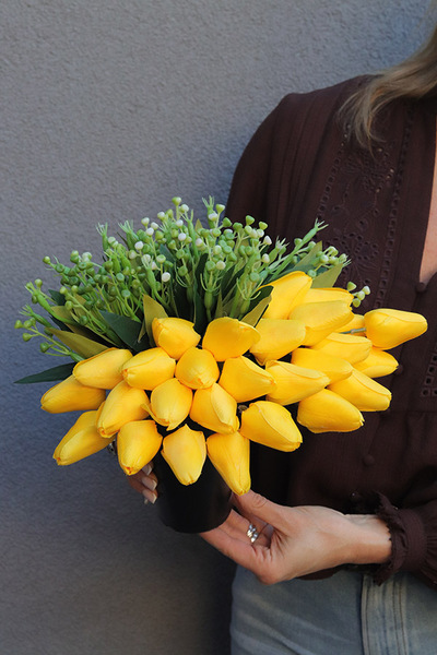 Tulippo New Design Yellow, bukiet nagrobny we wkładzie